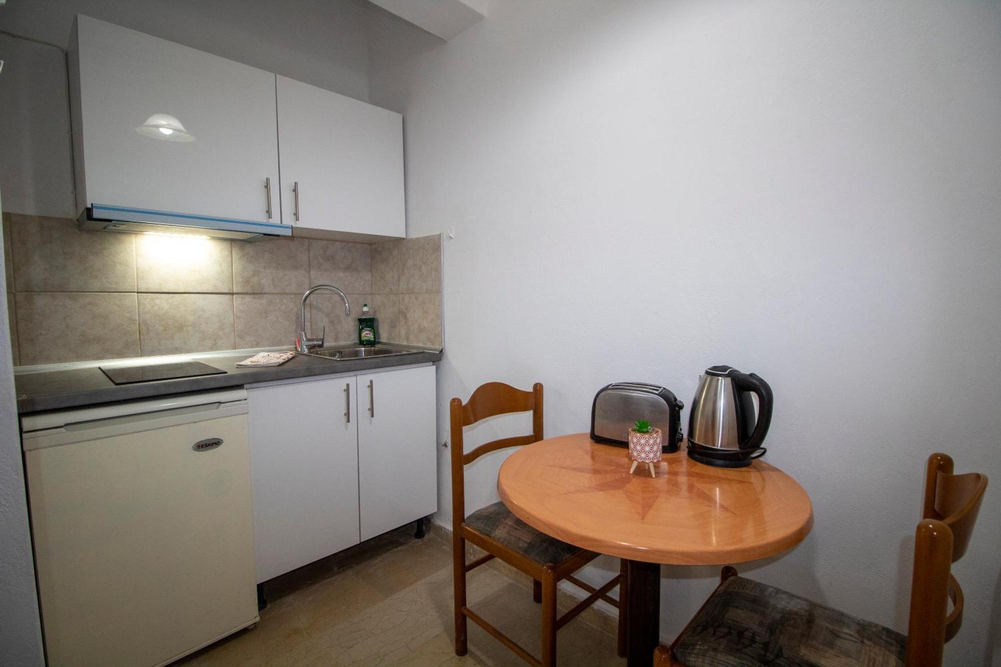 Harry'S Bar & Apartments 1 阿查拉维 外观 照片